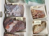 une boîte contenant différents types de pierres