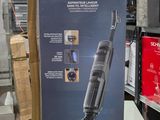 le carton d'un aspirateur posé sur une table dans un magasin