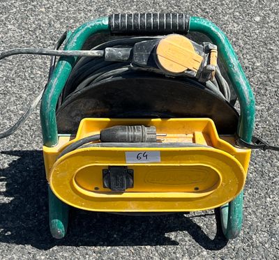 un chariot vert et jaune équipé d'un tuyau