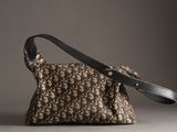 une photo d'un sac à main marron et noir posé sur une table