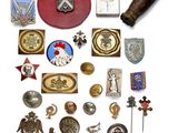 de nombreux types de badges et d'épingles sur une surface blanche