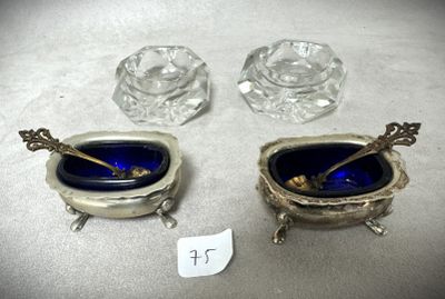 deux plats en verre argenté et bleu posés sur une table, accompagnés d'une étiquette de prix
