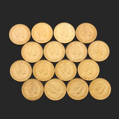 un gros plan sur un tas de pièces d'or sur fond noir