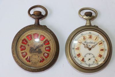 deux vieilles montres de poche posées côte à côte sur une surface blanche