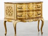une image représentant une commode recouverte de peinture dorée