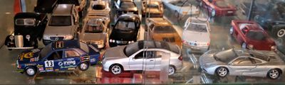 de nombreuses voitures-jouets exposées dans une vitrine