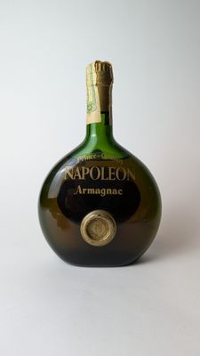 l'image d'une bouteille d'alcool posée sur une table