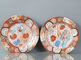 paire d'assiettes en porcelaine japonaise d'Imari ornées de fleurs et d'oiseaux