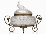 une image représentant un plat recouvert d'un couvercle en verre sur lequel figure un oiseau