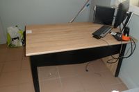 1 bureau en bois pieds métal de +/- 160 cm de long et +/- 80… (photo 2)
