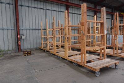 de nombreuses étagères en bois posées sur les palettes dans l'entrepôt