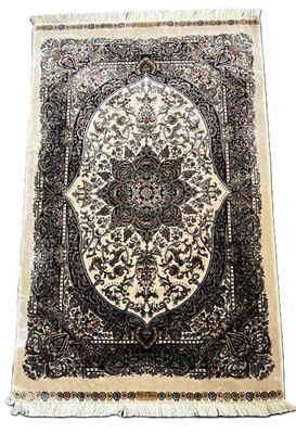 un tapis oriental avec un motif de médaillon sur fond blanc