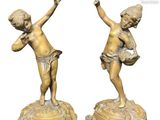 paire de figurines anciennes en bronze d'un garçon et d'une fille
