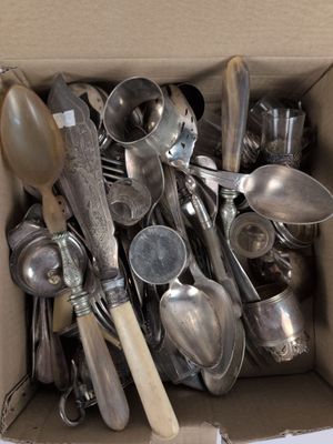 une boîte remplie de cuillères en argent et contenant des cuillères