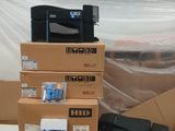 une pile de cartons et une imprimante posées sur une table