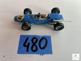 une petite voiture bleue avec un numéro à l'avant