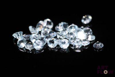 gros plan d'un groupe de diamants sur une surface noire