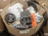 une boîte en carton remplie d'appareils électroniques et d'un volant