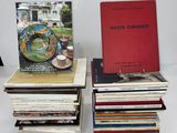 plusieurs livres sont empilés sur une table
