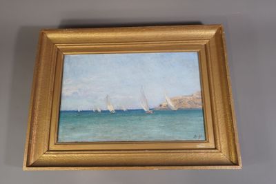 une peinture à l'huile représentant des voiliers en mer, accrochée au mur