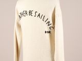 un pull blanc avec une inscription noire dans le dos