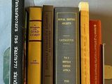 plusieurs livres empilés les uns sur les autres