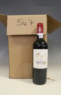 une bouteille de vin à côté d'une boîte en carton
