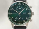 une image représentant une montre-bracelet au cadran vert