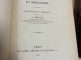 un livre ouvert sur une table