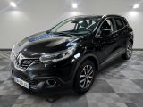 un SUV Renault Kad noir garé sur un sol à damier