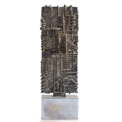 une image représentant une sculpture métallique représentant une ville sur un pâté de maisons