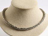 gros plan d'un collier sur un mannequin mannequin
