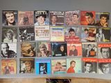 un mur recouvert de CD de musique