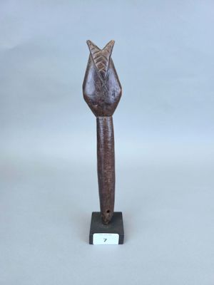 une photo d'une statue en bois représentant un chat, posée sur un socle