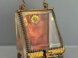 une boîte en verre contenant la photo d'une femme