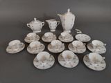 beaucoup de tasses et de soucoupes sur la table