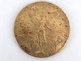 une image d'une pièce d'or sur une surface blanche