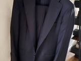 un costume suspendu à un cintre dans un coin de la pièce