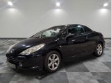 la photo d'une voiture noire garée dans un garage
