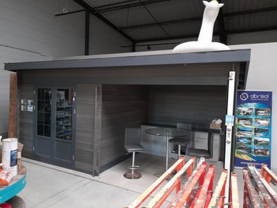 une photo d'un garage avec une table et des chaises