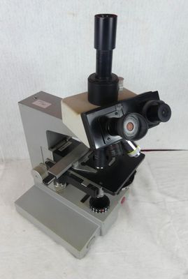 a microscope that is sitting on top of a table