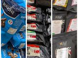 de nombreux sacs de croquettes pour chiens sur les rayons du magasin
