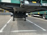 un gros camion vert garé sur un parking