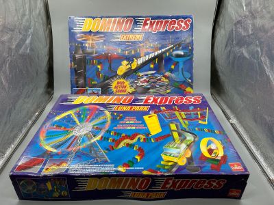 La boîte du jeu Domino Express est ouverte et prête à l'emploi.
