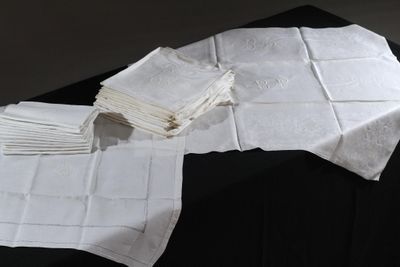 beaucoup de serviettes blanches sur une table noire