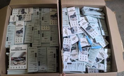 une boîte remplie de billets, avec une brosse à dents à l'intérieur