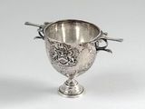 une coupe en argent posée sur une table