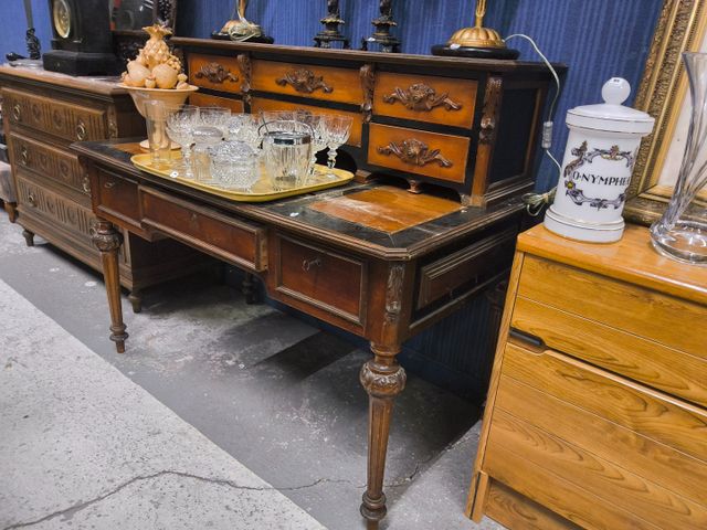 Bureau à gradins de style Napoléon III ouvrant à trois tiroirs en...