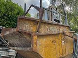 un bateau chargé à l'arrière d'un camion
