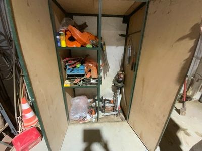 l'ombre d'une personne sur le fond d'une armoire